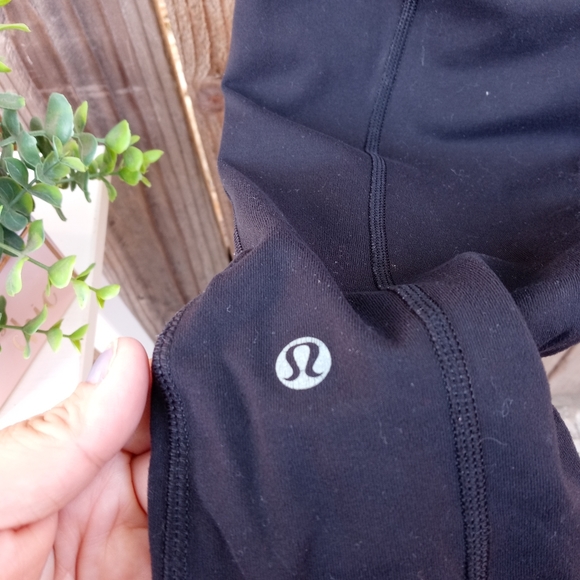 Women's Lululemon Cropped Black Leggings Size 6 - Picture 4 of 6